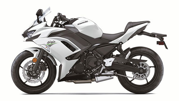 கவாஸாகி நிஞ்சா 650 பிஎஸ்6 பைக்கின் டெலிவிரி துவங்கியது... உரிமையாளர்கள் வீட்டிற்கு ஓட்டி சென்றனர்...