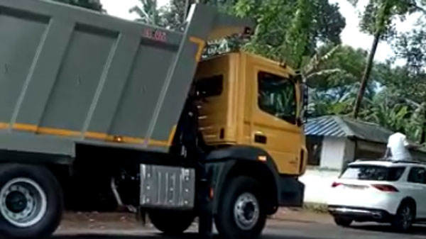 ஓவரா ஆட்டம் போட்ட தொழிலதிபர்! 8 லாரிகள் உட்பட பென்ஸ் காரையும் தூக்கிய போலீஸ்... வீடியோவை பார்த்து சிரிக்கும் மக்கள்!