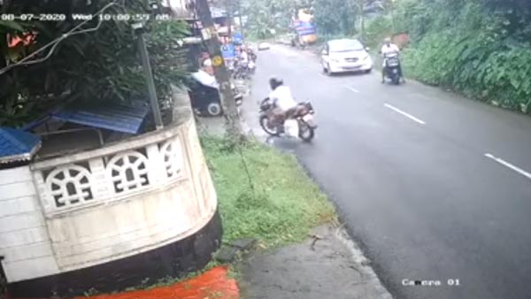 நம்ம ஊரு ரோட்ல எப்போ எது வேணாலும் நடக்கலாம்... சமூக வலை தளங்களில் வைரலாகும் வீடியோ...