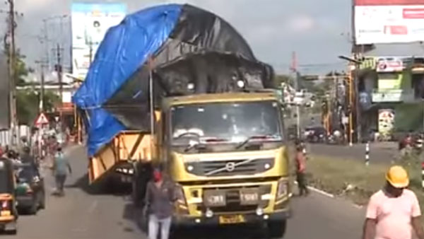 மஹாராஷ்டிராவில் இருந்து கேரளா வர ஒரு வருஷம் ஆச்சு... இந்த லாரியில் அப்படி என்ன இருக்குனு தெரியுமா?