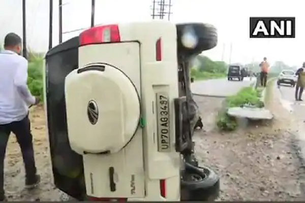 நீடிக்கும் மர்மம்! டாடா சஃபாரியில் வந்த விகாஸ்... மஹிந்திரா டியூவி 300க்கு மாறியது எப்படி? எங்கேயோ உதைக்குதே!