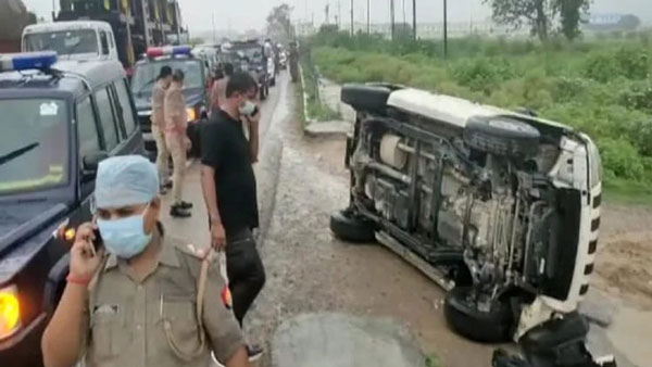 நீடிக்கும் மர்மம்! டாடா சஃபாரியில் வந்த விகாஸ்... மஹிந்திரா டியூவி 300க்கு மாறியது எப்படி? எங்கேயோ உதைக்குதே!