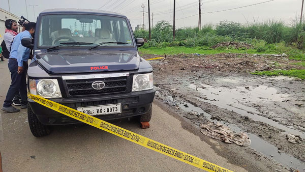 நீடிக்கும் மர்மம்! டாடா சஃபாரியில் வந்த விகாஸ்... மஹிந்திரா டியூவி 300க்கு மாறியது எப்படி? எங்கேயோ உதைக்குதே!
