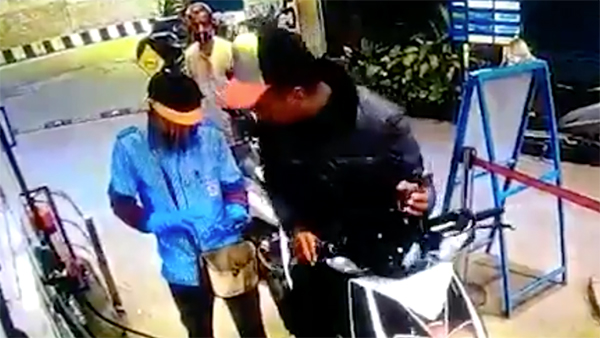 ஆடிப்போன பங்க் ஊழியர்... காசு இல்லாமல் பெட்ரோல் போடுவதற்காக இளைஞர் செய்த ட்ரிக்... என்னனு தெரியுமா?