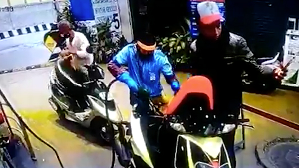 ஆடிப்போன பங்க் ஊழியர்... காசு இல்லாமல் பெட்ரோல் போடுவதற்காக இளைஞர் செய்த ட்ரிக்... என்னனு தெரியுமா?