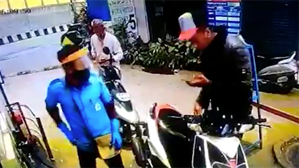 ஆடிப்போன பங்க் ஊழியர்... காசு இல்லாமல் பெட்ரோல் போடுவதற்காக இளைஞர் செய்த ட்ரிக்... என்னனு தெரியுமா?