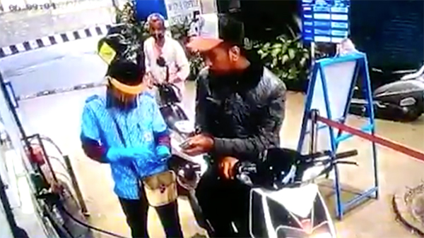 ஆடிப்போன பங்க் ஊழியர்... காசு இல்லாமல் பெட்ரோல் போடுவதற்காக இளைஞர் செய்த ட்ரிக்... என்னனு தெரியுமா?