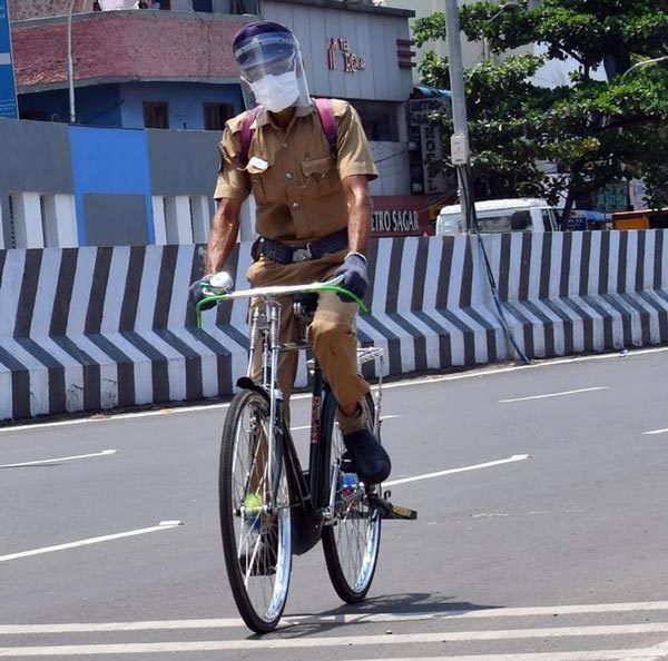 தினமும் 40 கிமீ சைக்கிள் ஓட்டும் சென்னை போலீஸ்காரர்... காரணம் தெரிஞ்சா இனி பைக்கை தொடவே மாட்டீங்க...