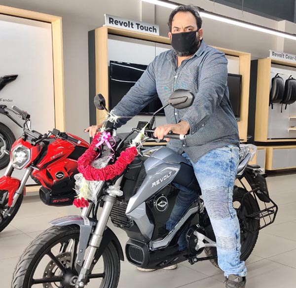 ரிவோல்ட் எலக்ட்ரிக் பைக்கை முன்பதிவு செய்து காத்திருந்தது போதும்... டெலிவிரி சென்னையில் துவங்கியது..