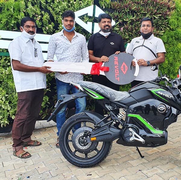 ரிவோல்ட் எலக்ட்ரிக் பைக்கை முன்பதிவு செய்து காத்திருந்தது போதும்... டெலிவிரி சென்னையில் துவங்கியது..