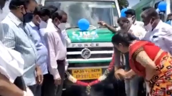 அவசரமாக போக வேண்டிய ஆம்புலன்ஸை எடுத்து ஜாலியாக ஓட்டிய ரோஜா... வீடியோ எடுக்க சொல்லி அலப்பறை...