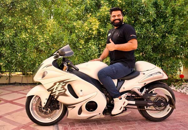 யூ-டியூப்பில் காசு பாத்து ரோல்ஸ் ராய்ஸ் கார் வாங்கிய கில்லாடி... விலையை கேட்டதும் கிறுகிறுன்னு வருது