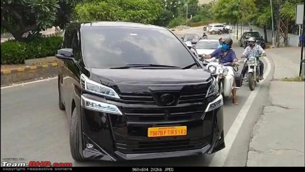 நடிகர் நாகர்ஜுனா வீட்டுக்கு வந்த புதுமுக கருப்பு நிற கார்... இது கார் இல்லைங்க சாலையில் மிதக்கும் சொர்க்கம்!!!