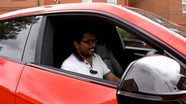 வேலையில்லா இந்திய பட்டதாரிக்கு இங்கிலாந்தில் அடித்த ஜாக்பாட்... திக்குமுக்காடிபோன குடும்பத்தினர்...