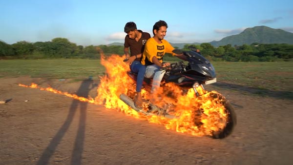 யுட்யூபில் காசு பாக்க பைக்கை கொழுத்திய வட நாட்டு இளைஞர்கள்... திக் திக் வீடியோவை பார்த்து கொந்தளிக்கும் மக்கள்!