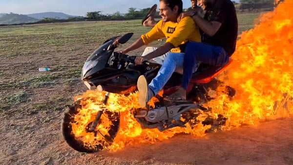 யுட்யூபில் காசு பாக்க பைக்கை கொழுத்திய வட நாட்டு இளைஞர்கள்... திக் திக் வீடியோவை பார்த்து கொந்தளிக்கும் மக்கள்!