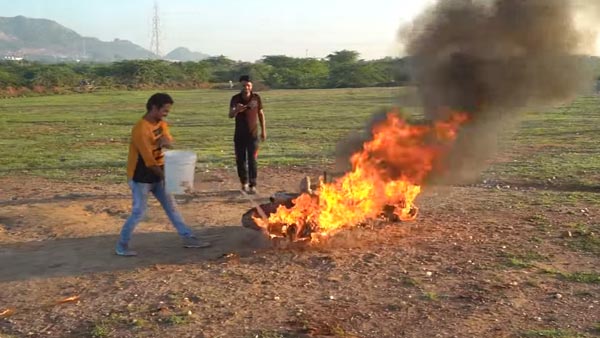 யுட்யூபில் காசு பாக்க பைக்கை கொழுத்திய வட நாட்டு இளைஞர்கள்... திக் திக் வீடியோவை பார்த்து கொந்தளிக்கும் மக்கள்!