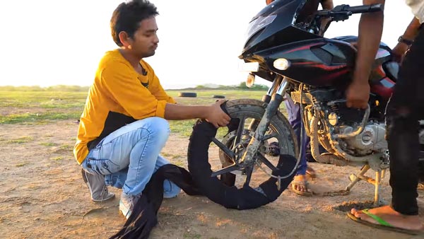 யுட்யூபில் காசு பாக்க பைக்கை கொழுத்திய வட நாட்டு இளைஞர்கள்... திக் திக் வீடியோவை பார்த்து கொந்தளிக்கும் மக்கள்!