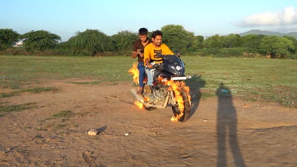 யுட்யூபில் காசு பாக்க பைக்கை கொழுத்திய வட நாட்டு இளைஞர்கள்... திக் திக் வீடியோவை பார்த்து கொந்தளிக்கும் மக்கள்!