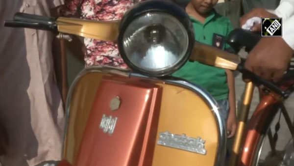 நல்லா உத்து பாத்து சொல்லுங்க... இந்த பையன் ஓட்டி வருவது ஸ்கூட்டரா? பின்னால பாத்தா 'ஸ்டன்' ஆய்ருவீங்க