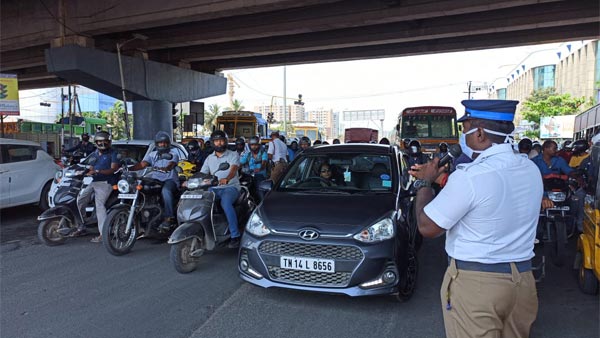 ஒரு ஆள் உயரத்திற்கு அபராத ரசீது கொடுத்த போலீஸ்... கட்ட வேண்டிய தொகையை பார்த்து ஆடிப்போன இளைஞர்...