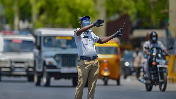 ஒரு ஆள் உயரத்திற்கு அபராத ரசீது கொடுத்த போலீஸ்... கட்ட வேண்டிய தொகையை பார்த்து ஆடிப்போன இளைஞர்...