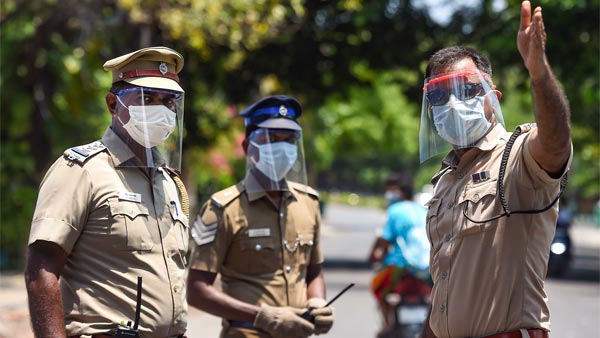 ஒரு ஆள் உயரத்திற்கு அபராத ரசீது கொடுத்த போலீஸ்... கட்ட வேண்டிய தொகையை பார்த்து ஆடிப்போன இளைஞர்...
