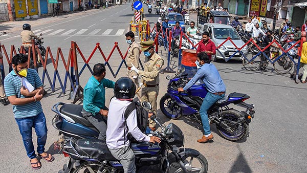 ஒரு ஆள் உயரத்திற்கு அபராத ரசீது கொடுத்த போலீஸ்... கட்ட வேண்டிய தொகையை பார்த்து ஆடிப்போன இளைஞர்...