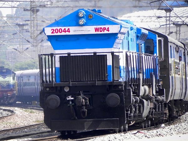 டீசல் எஞ்சின்களுக்கு குட்பை... முழுமையாக மின்சார எஞ்சின்களுக்கு மாறும் இந்திய ரயில்வேத் துறை!