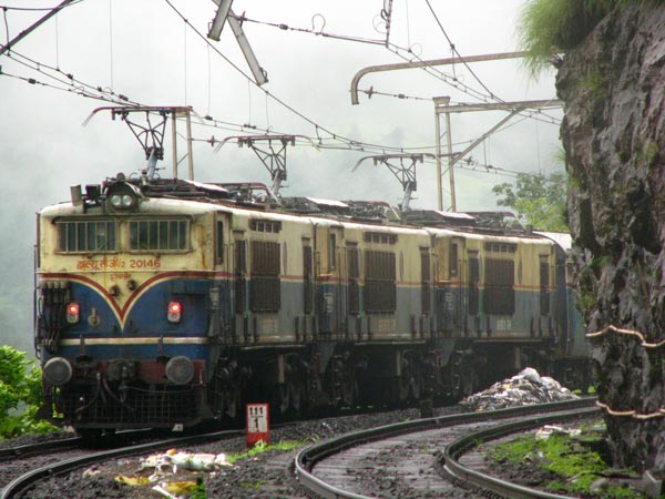 டீசல் எஞ்சின்களுக்கு குட்பை... முழுமையாக மின்சார எஞ்சின்களுக்கு மாறும் இந்திய ரயில்வேத் துறை!