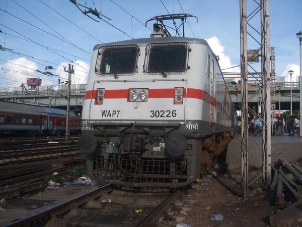 டீசல் எஞ்சின்களுக்கு குட்பை... முழுமையாக மின்சார எஞ்சின்களுக்கு மாறும் இந்திய ரயில்வேத் துறை!
