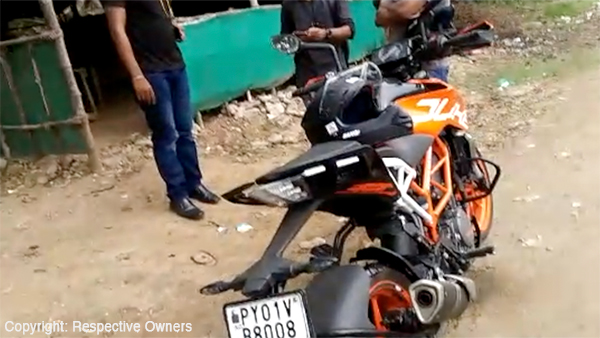 நடு ரோட்டில் காலை வாரிய கேடிஎம் ட்யூக் 390 பைக்... புதுவை இளைஞருக்கு நேர்ந்த சோகம்... வீடியோ!