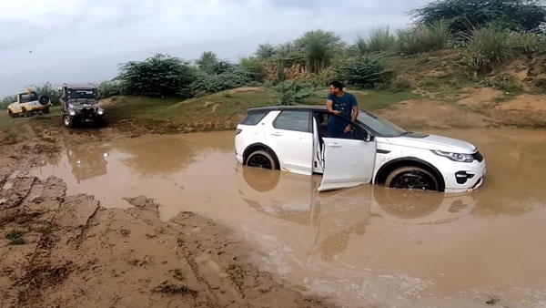 குட்டையில் சிக்கிய விலையுயர்ந்த சொகுசு கார்... டஃபான சூழலை அசால்ட் செய்த மஹிந்திர தார்...