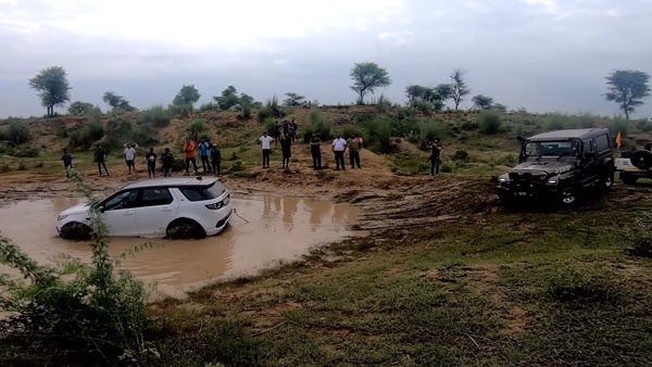குட்டையில் சிக்கிய விலையுயர்ந்த சொகுசு கார்... டஃபான சூழலை அசால்ட் செய்த மஹிந்திர தார்...
