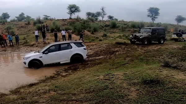 குட்டையில் சிக்கிய விலையுயர்ந்த சொகுசு கார்... டஃபான சூழலை அசால்ட் செய்த மஹிந்திர தார்...