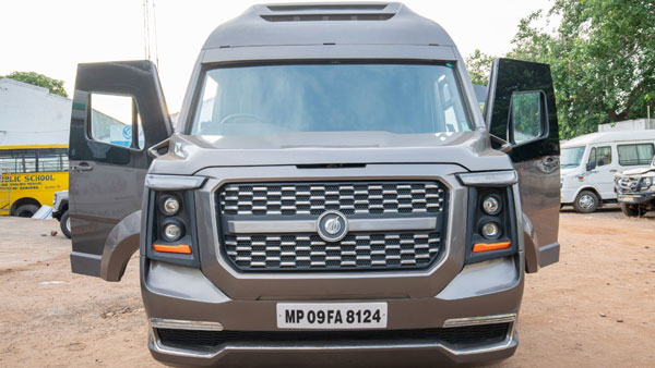 சொகுசு வீடு போல் மாற்றப்பட்ட டெம்போ டிராவலர்... தனிநபர் விமானத்திற்கு இணையான வசதிகள்!