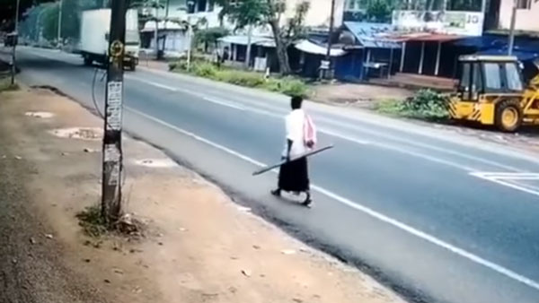 கிரேட் எஸ்கேப்... இந்த ஆண்டின் பெரிய அதிர்ஷ்டசாலி இவர்தான்... பிரம்மிப்பில் உறைய வைக்கும் வீடியோ...