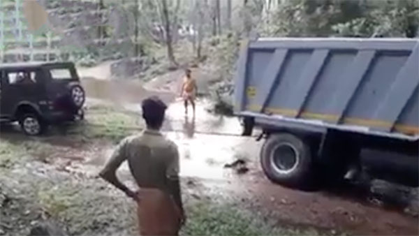 பஸ், லாரிகளை அசால்டாக மீட்டு திறமையை நிரூபித்த மஹிந்திரா தார்... பிரம்மிக்க வைக்கும் வீடியோக்கள்...