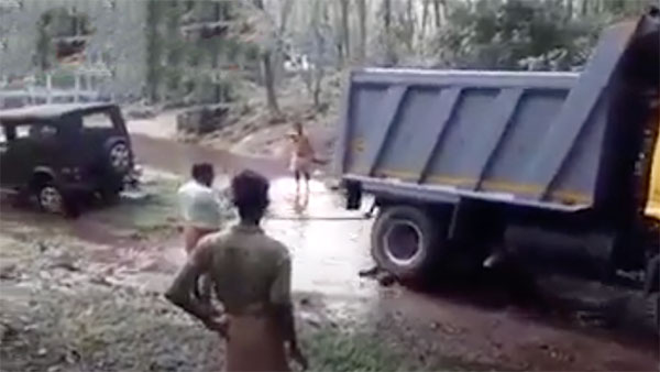 பஸ், லாரிகளை அசால்டாக மீட்டு திறமையை நிரூபித்த மஹிந்திரா தார்... பிரம்மிக்க வைக்கும் வீடியோக்கள்...