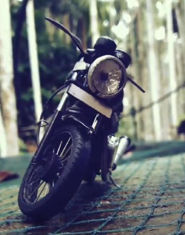 எந்திரம் உதவியின்றி கைகளினாலயே உருவாக்கப்பட்ட ராயல் என்ஃபீல்டு மினி பைக்... திறமைமிக்க இந்திய இளைஞர்!
