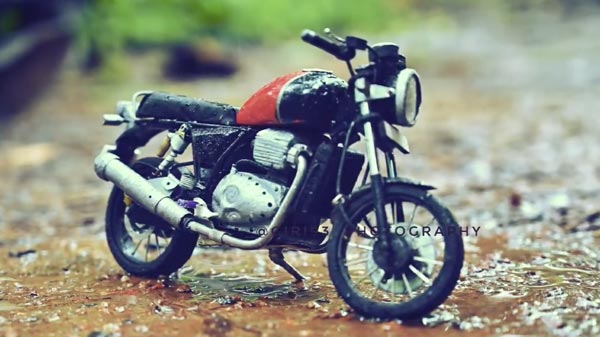 எந்திரம் உதவியின்றி கைகளினாலயே உருவாக்கப்பட்ட ராயல் என்ஃபீல்டு மினி பைக்... திறமைமிக்க இந்திய இளைஞர்!