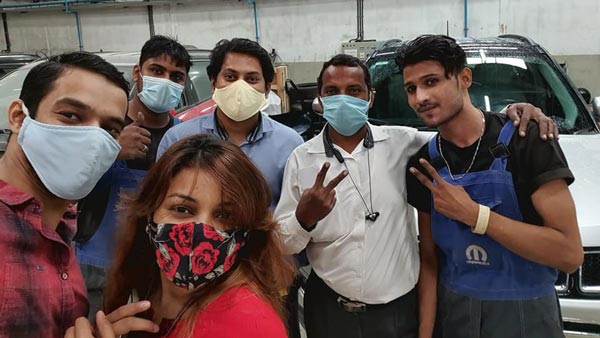 காருக்குள் தொலைந்து போன மனைவியின் மோதிரம்... கண்டுபிடிக்க கணவர் செய்த காரியத்தால் மெர்சலான மக்கள்...