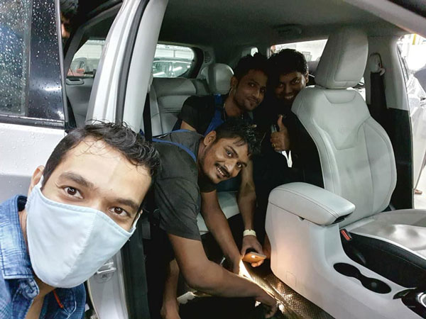 காருக்குள் தொலைந்து போன மனைவியின் மோதிரம்... கண்டுபிடிக்க கணவர் செய்த காரியத்தால் மெர்சலான மக்கள்...