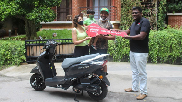 மிகவும் எளிமை! விலை குறைந்த மின்சார ஸ்கூட்டரை பெற்ற பிரபல கிரிக்கெட் வீரர்... யாருனு தெரிஞ்சா மிரண்டுவீங்க!