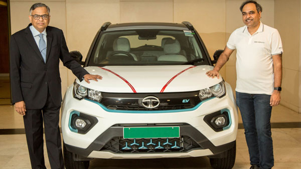 விநாயகர் சதுர்த்தி நன்னாளில்... நெக்ஸான் இவி காரை டெலிவிரி செய்த டாடா நிறுவன தலைவர்...