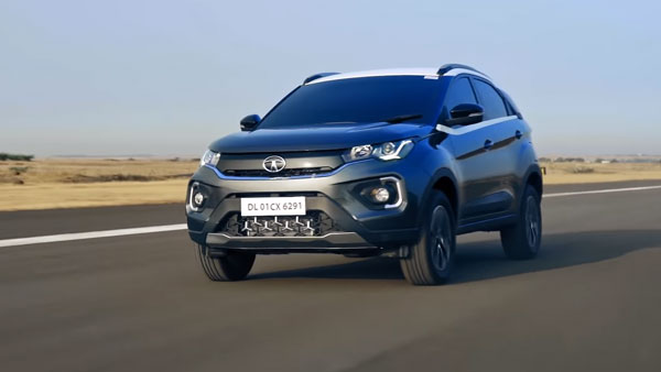 விநாயகர் சதுர்த்தி நன்னாளில்... நெக்ஸான் இவி காரை டெலிவிரி செய்த டாடா நிறுவன தலைவர்...