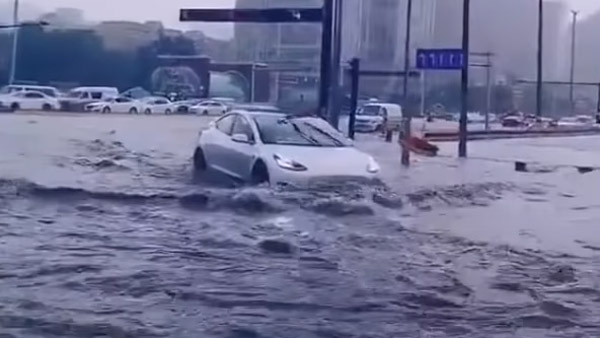 வெள்ள நீரில் மீனை போல் நீந்தி வந்த எலெக்ட்ரிக் கார்... வீடியோவை பார்த்து வாயடைத்து போன நெட்டிசன்கள்