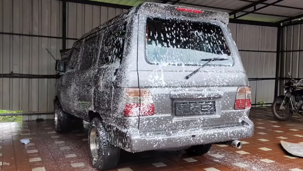 சொக்க வைக்கும் அழகு... கவர்ச்சியாக உருமாறிய டொயோட்டா குவாலிஸ் கார்... பாக்க பாக்க ஆசையா இருக்கு...