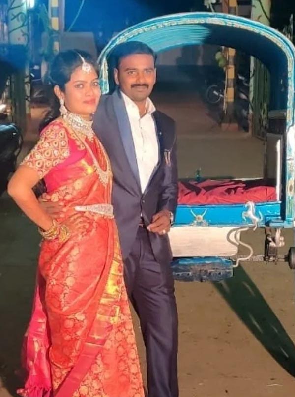 சொகுசு கார்களை ஒதுக்கி விட்டு மாட்டு வண்டியில் பயணித்த மணமக்கள்... தமிழர் பாரம்பரியம் மீண்டு விடும்!