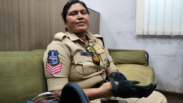 ராயல் என்பீல்டு பைக்கை வாங்கிய பெண் போலீஸ்... நச்சுனு சொன்னாரு பாருங்க ஒரு காரணம்... என்ன தெரியுமா?
